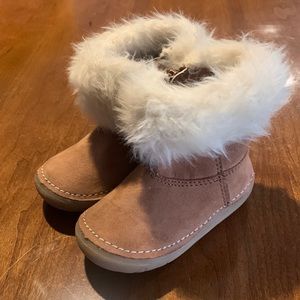 Genuine Kids Oshkosh tan boots with faux fur cuff. Size 4. Good condition